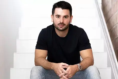 Sentado-Enrique-Moris Enrique Moris y siempre apuesta por sus estudiantes