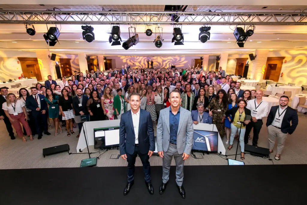 CLOSER-DE-VENTAS Evento de formación en ventas y negociación con Alfonso y Christian, frente a un gran público de emprendedores y profesionales, demostrando liderazgo, networking y estrategias comerciales