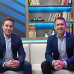 Closer de ventas profesional cerrando acuerdo con cliente en reunión de negocios high ticket