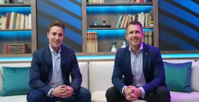 Closer de ventas profesional cerrando acuerdo con cliente en reunión de negocios high ticket