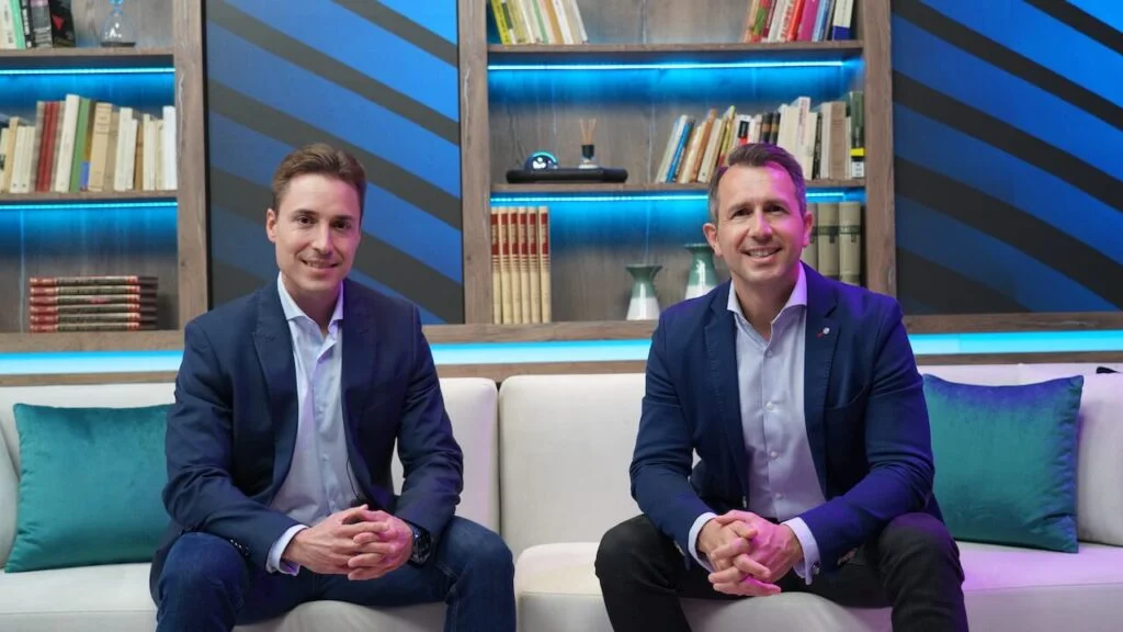 Closer de ventas profesional cerrando acuerdo con cliente en reunión de negocios high ticket