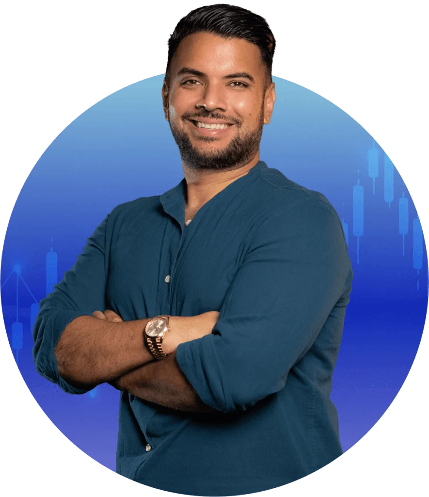 pako-thawani-creador-master-elite-curso-trading.webp "Pako Thawani, creador de la formación Máster Élite de trading, sonriendo con los brazos cruzados frente a un fondo azul con gráficos de velas japonesas."