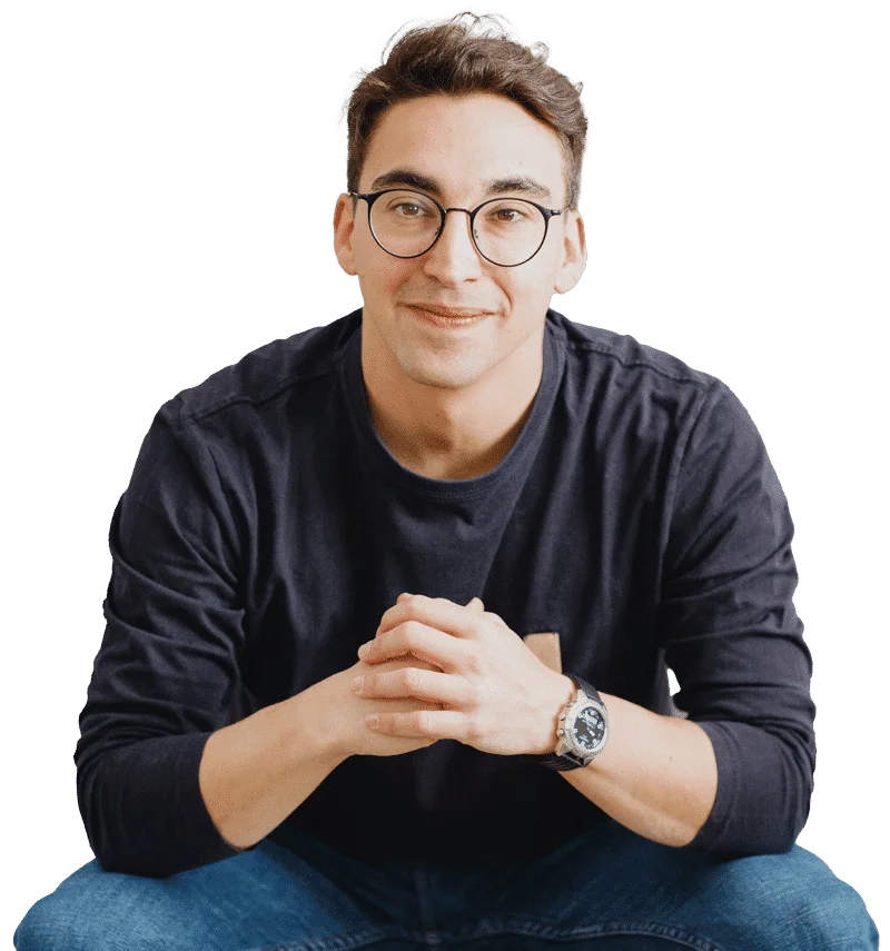 carlos-galan-opiniones-formacion-marketing-digital.webp Carlos Galán sentado con gafas, imagen de una reseña sobre su formación en marketing digital y opiniones sobre su modelo de negocio