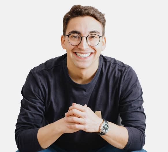 carlos-galan-retrato.webp Carlos Galán sonriendo ante la cámara con gafas y camiseta negra